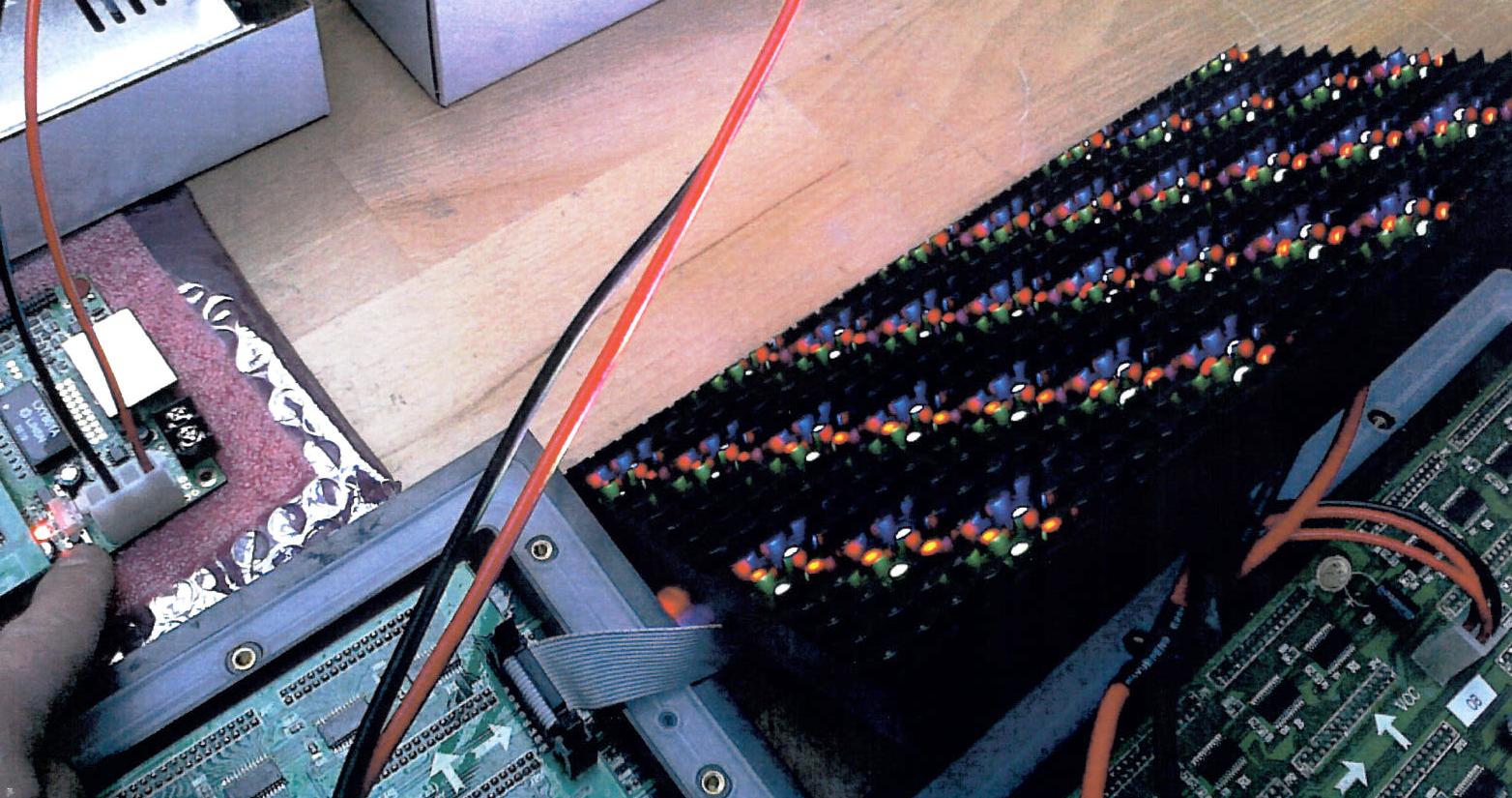 Produktet er et LED panel.

Produktet er baseret på RGB LED lysdioder.

Produktet er bygget op af en ramme af aluminium og rustfrit stål. Af elektronik er der strømforsyning og printkort, som er beregnet til at modtage og transformere signaler til lysdioderne.

Produktet udgør et lille udsnit af et stort display. Produktet er uden tuner.

Størrelse: Produktet måler (højde x bredde x dybde):
320 mm x 160 mm x 40 mm, evt 256 mm x 128 mm x 40 mm 

Pakket: Produktet kommer indpakket i papkasser, trækasser og flightcases.

Anvendelse: Produktet kan anvendes som signaltavle, eller som et display til at vise grafik og lavt opløste billeder. Billedopløsningen er meget lav (20 mm pixel). Produktet bliver anvendt på sports arenaer og til digital signal.