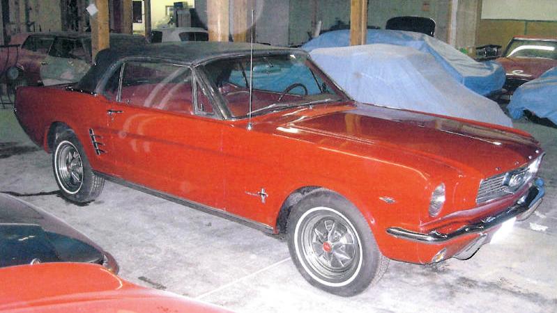 Produktet er et brugt motorkøretøj af mærket, Ford Mustang Convertible, årgang 1966.

Ifølge det oplyste er køretøjet i original stand, men står for en restaurering.

Ifølge det oplyste har dette køretøj ikke deltaget i nogen historisk begivenhed, motorløb eller lignende.

Farve: Rød.