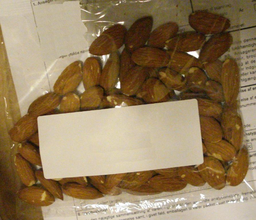 Produktet er almindelige søde mandler uden skal.

Ifølge det oplyste består produktet af 100 % mandler og består af almindelige søde hele mandler. Mandlerne er afskallede, men er dækket af den brune hinde. 

De ligger pakket i små plastposer. Pose med indhold vejer ca. 87 g.