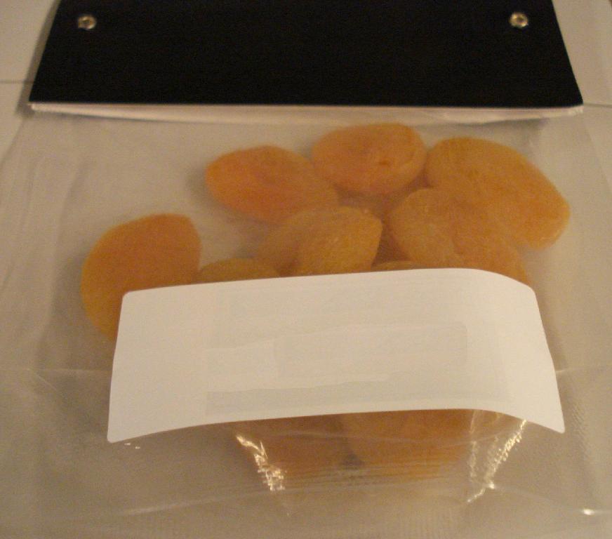 Produktet er soltørrede abrikoser.

Ifølge det oplyste består produktet af 99,8 % soltørrede abrikoser, konserveringsmiddel; E220 (svovldioxid).

De ligger pakket i små plastposer. Pose med indhold vejer ca. 115 g.