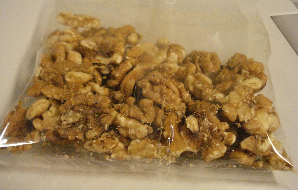 Produktet er valnøddekerner.

Ifølge det oplyste består produktet af 100 % valnøddekerner.

Valnødderne er afskallede og kernerne er delte.

De ligger pakket i små plastposer. Pose med indhold vejer ca. 83 g.