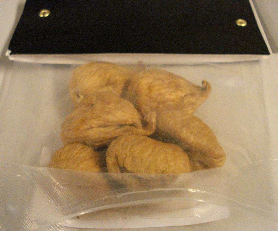 Produktet er soltørrede figner.

Ifølge det oplyste består produktet af 100 % soltørrede figner.

Fignerne ligger som hele frugter.

De ligger pakket i små plastposer. Pose med indhold vejer ca. 118 g.