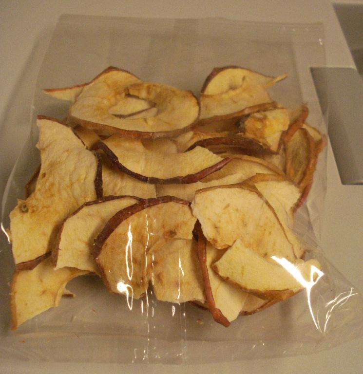 Produktet er æblechips.

Ifølge det oplyste består produktet af 100 % tørrede æbler.

Kernehuset er fjernet og æblet er skåret i skiver, der er tørret.

De ligger pakket i små plastposer. Pose med indhold vejer ca. 36 g.