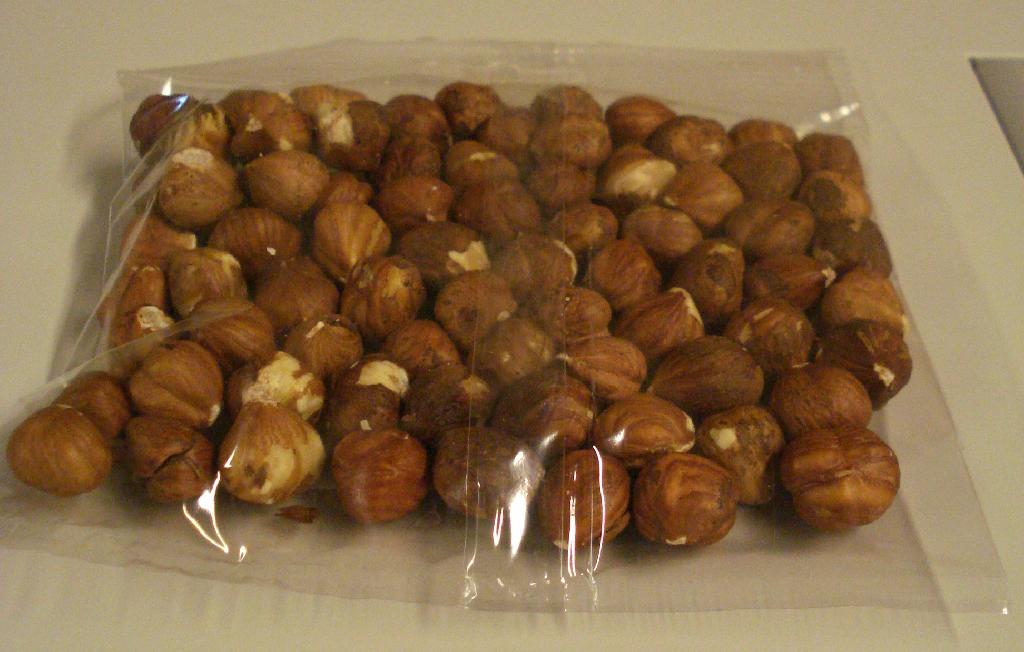 Produktet er hasselnøddekerner.

Ifølge det oplyste består produktet af 100 % hasselnøddekerner uden skal.

De ligger pakket i små plastposer. Pose med indhold vejer ca. 88 g.