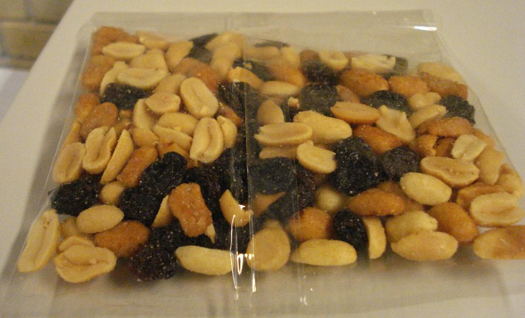 Produktet er en blanding af:
40 % jumborosiner (99,5 % rosiner, solsikkeolie), 30 % honningristede saltede peanuts (82 % peanuts, 12 % sukker, 0,5 % peanutolie, 1,3 % honning, 2,5 % glukosesirup, 1,2 % salt, stabilisator; xanthangummi), 30 % ristede saltede peanuts (98,5 % peanuts, 1 % salt, 0,5 % peanutolie).

Produktet ligger pakket i små plastposer.