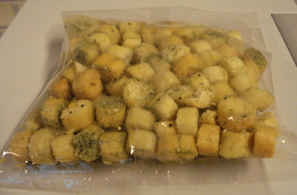 Produktet er croutoner og bstår af:
73,5 % hvedemel (gluten), 12 % olivenolie, 7 % palmeolie, gærekstrakt, malt, 1,1 % salt, 1 % persille, 0,7 % hvidløg.

Produktet er formet som små cylinderformede brød med en diameter på ca 15 mm og højde på ca 10 mm. De har smag af ristede brød med olie og krydderurter.

Produktet ligger pakket i små plastposer.