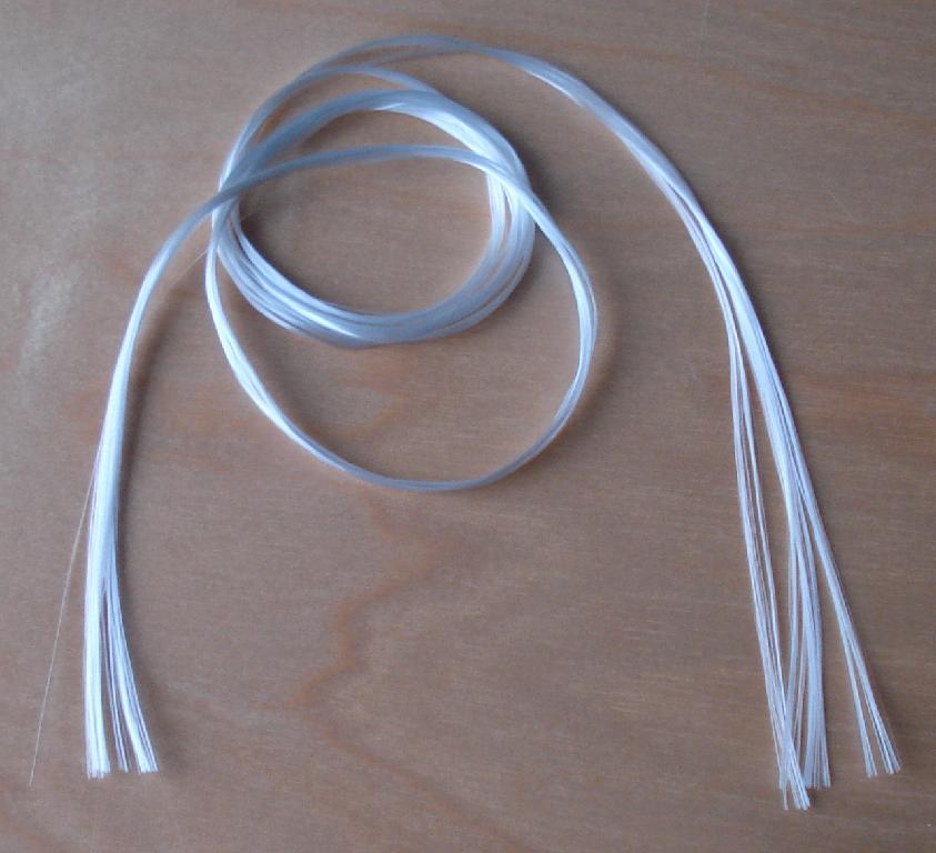 Produktet er glas roving.

Den foreliggende prøve er et bundt af fine glasfibre, også betegnet glas roving (en løs samling af endeløse filamenter).

Glasfibrene kan belægges med forskellige polymerer, og de er ikke designet til vævning. 

Ifølge databladet har materialet en finhed af 1200 tex, og ifølge det fremsendte Certificate of Analysis er glødetabet på 0,54 %, dvs. under 3 %.