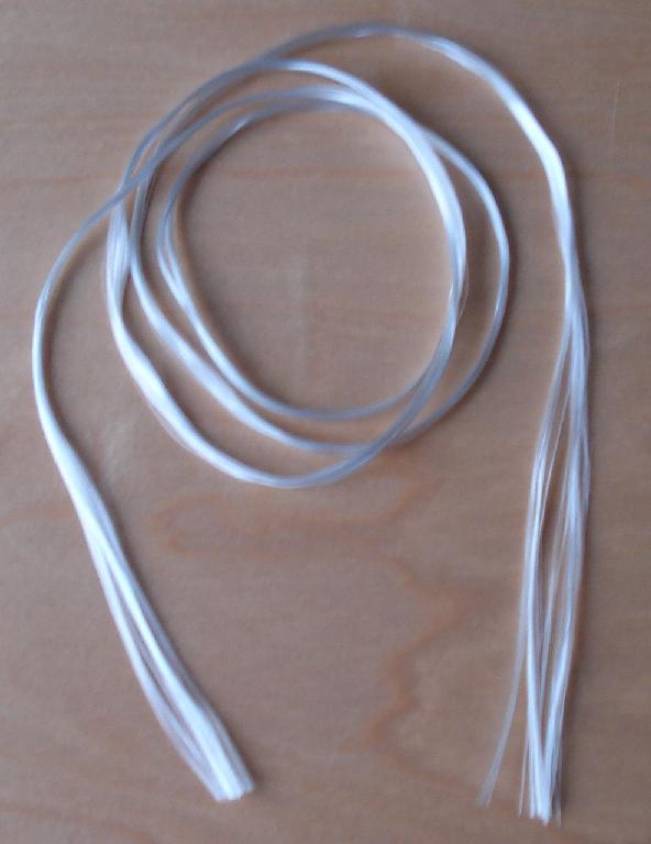 Produktet er glas roving, betegnet Roblon E-glass.

Den foreliggende prøve er et bundt af fine glasfibre som glas roving, også betegnet Roblon E-glass (løs samling af endeløse filamenter).

Glasfibrene kan belægges med polymerer, og de er ikke designet til vævning. 

Ifølge databladet har materialet en finhed af 1200 tex, og ifølge det oplyste er glødetabet på ca 2 %, dvs. under 3 %.