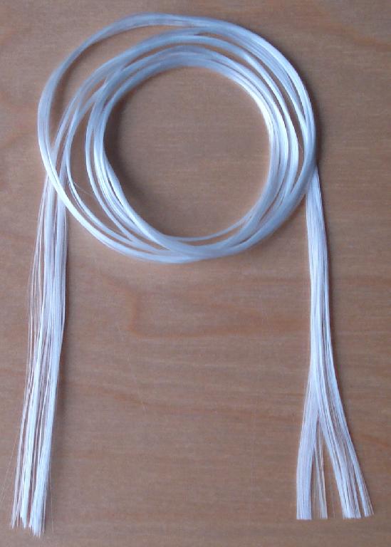 Produktet er glas roving.

Den foreliggende prøve er et bundt af fine glasfibre som glas roving (løs samling af endeløse filamenter).

Ifølge databladet har materialet en finhed af 1200 tex, og ifølge det oplyste er glødetabet på ca 2 %, dvs. under 3 %.