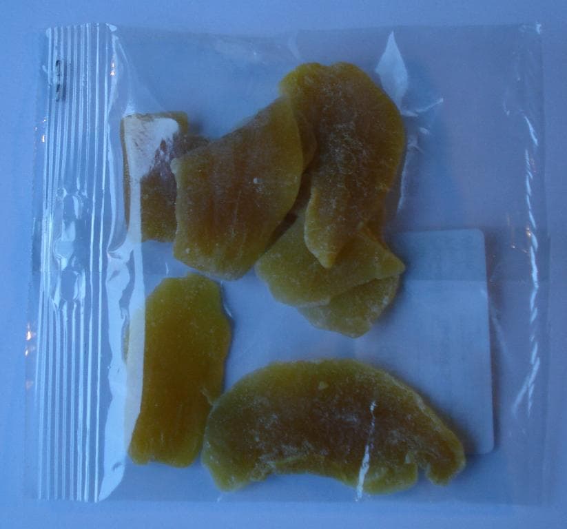 Produktet består af:
71,75 % tørret mango, 27 % sugar, antioxidant; E330 (citric acid), konsevereingsmiddel; E220 (svovldioxid).

Produktet er tørret.

Produktet ligger pakket i små plastposer. Pose med indhold vejer ca 60 g.