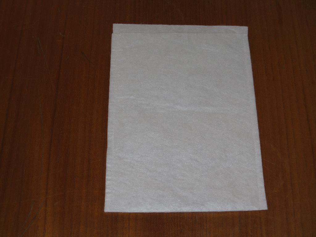 Varen er en vaskehandske af 50% viskose og 50% polyester; såkaldt molton materiale, som fremstilles i store ruller.

Den er skåret ud i et stykke på 16 x 46 cm og derefter foldet til en størrelse 16 x 23 cm. Varen er syet sammen i hver side, således at den foreligger som en dobbeltlaget, firkantet serviet, der kan tages på hånden som en handske.

Det er hensigten at varen skal anvendes som engangs vaskehandske til patienter på sygehuse, plejehjem o. lign.