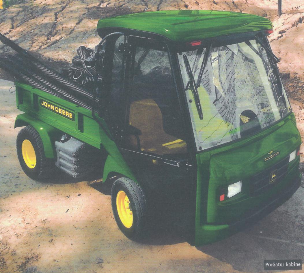 Produktet er et dieseldrevet køretøj fra John Deere.

Produktet består af selve køretøjet, hvorpå der er monteret et aftageligt tiplad.

Det er muligt at montere diverse arbejdsredskaber, idet den har dels hydraulisk løfteanordning dels hydraulisk udtag til ekstra redskaber.

Tipladdet er fremstillet af stålkvalitet 12 og kan laste 876 kg. Laddet kan af- og påmonteres med et enkelt 3-bolts system.

Køretøjet har 4-takts dieselmotor, slagvolumen på 1006 cm3 og motoreffekt på 23,5 hk.

Dimensioner mm:
Længde, incl lad 3.285 mm; Totalhøjde 1.936 mm; Bredde 1.586 mm.
Egenvægt (uden lad) 840 kg; Lad vægt 145 kg.
Antal sæder 2
Farve: Grøn