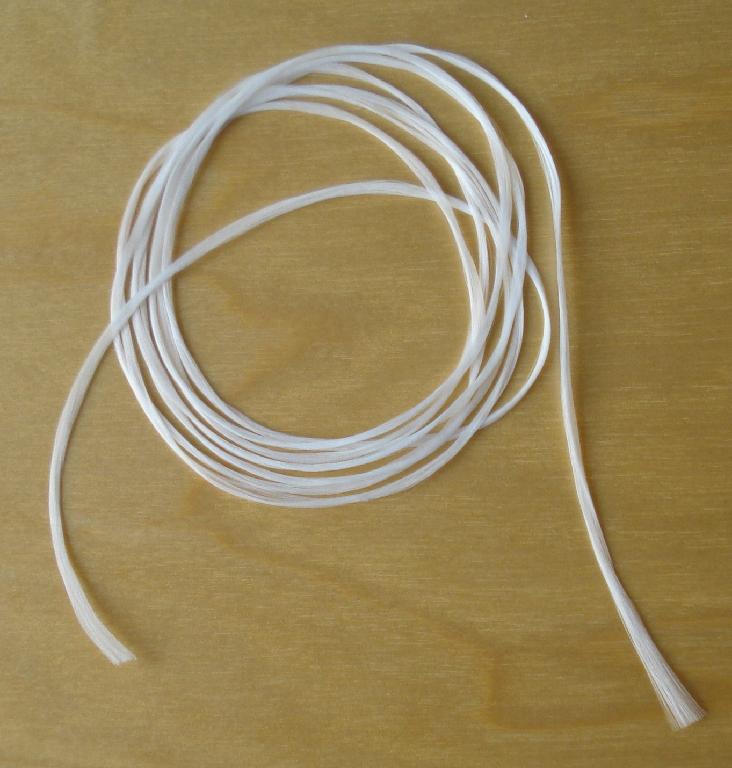 Produktet foreligger som et hvidt flertrådet garn af polyester.

Rågarnet er impregneret med vandblokerende materiale og er hårdt opspolet på et stort paprør.

Produktet er blevet analyseret og ifølge analyseresultatet er materialet af polyester med en finhed på 1860 decitex og en styrke på 53,8 cN/tex.