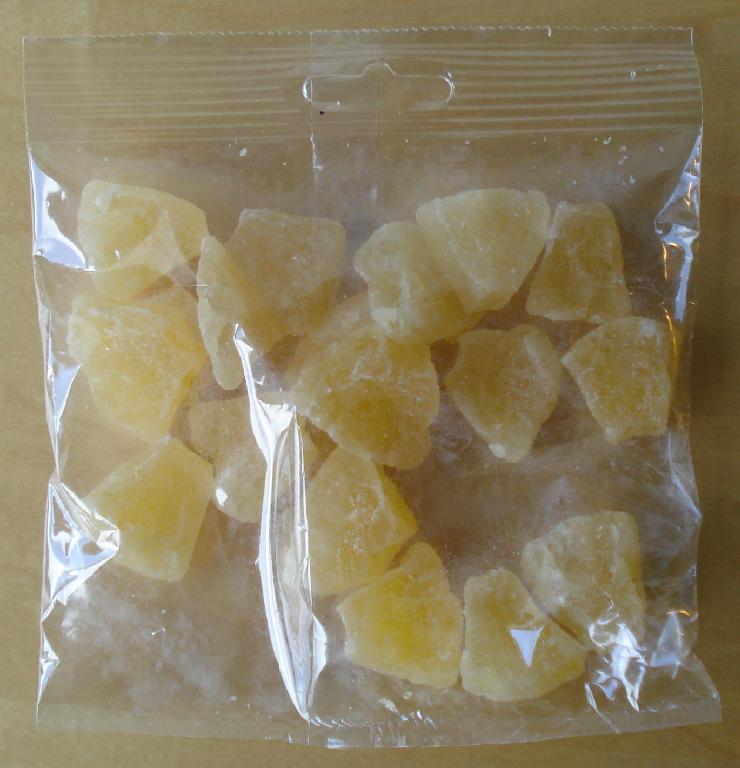 Produktet er tørrede ananas stykker.

Ifølge det oplyste består produktet af:
58,39 % ananas, 40 % sukker, 1,6 % citronsyre, 0,01 % E220 (svovldioxid).

Produktet foreligger som gule, halvrunde stykker ananas med hvide krystaller på overfladen. Stykkerne smager sødt af ananas.