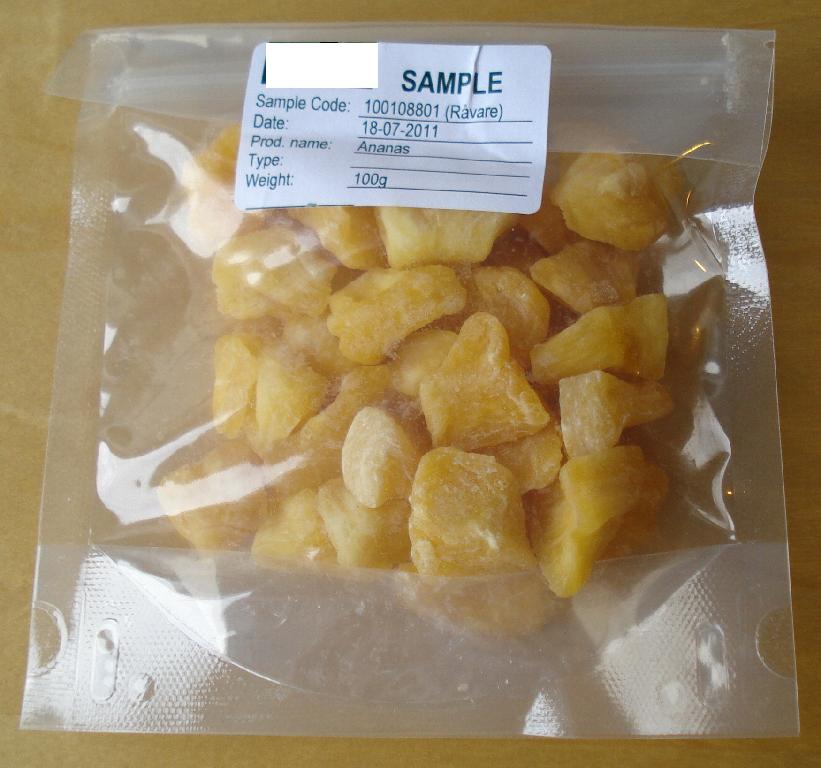 Produktet er tørrede ananas stykker.

Ifølge det oplyste består produktet af:
74,85 % ananas, 25 % sukker, 0,15 % E220 (svovldioxid).

Produktet foreligger som gule, halvrunde stykker ananas med hvide krystaller på overfladen. Stykkerne smager af ananas, men ikke særlig sødt.

Fremstillingen angives som følgende: Ananas vaskes, skrælles, vaskes, stokken fjernes, skæres i skiver, tilføjes E220, tørres, tilføres sukker, tørres og pakkes.