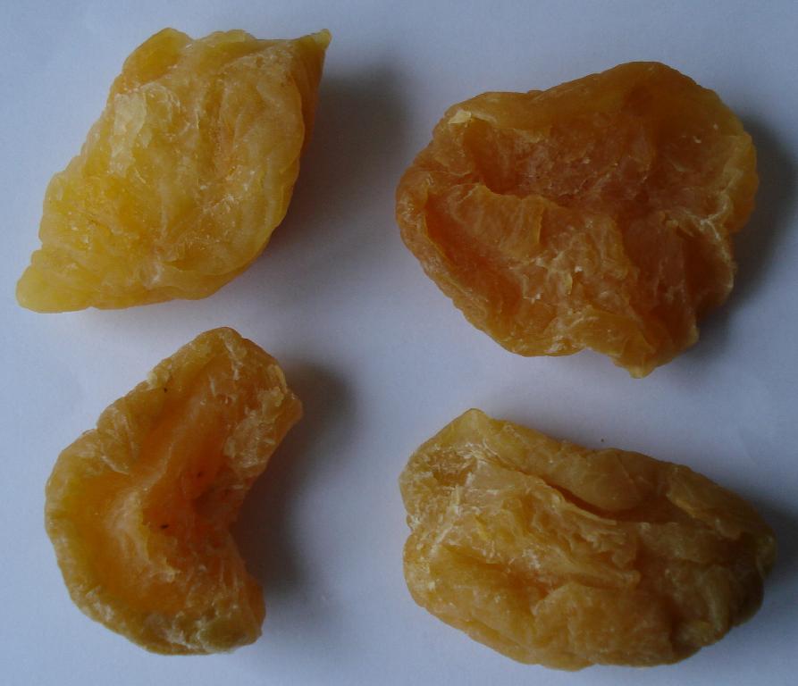 Produktet er halverede tørrede ferskner.

Ifølge det oplyste består produktet af:
47,80 % tørrede ferskner, 52 % sukker, 0,2 % svovldioxid.

Produktet foreligger som gule tørrede halve ferskner.

Fremstillingen angives som følgende: Fersknerne høstes, vaskes, halvering og fjernelse af kærner (sten), i sukkerlage (kandiseringsproces), ovntørring, sortering og pakning.