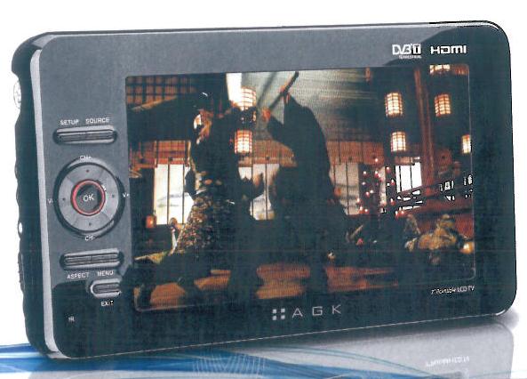 7" DVB-T transportabelt TV.
Fuld DVB-T/MPEG4/H.264 kompatibel audio.
7" LED skærm, 16:9 widescreen ratio.
Indbygget digital tuner og EPG funktion (elektronisk programguide).
Understøtter op til 1000 kanaler.
Indbygget højtalere 2Wx2.
Stort genopladelig indbygget Li-batteri (1800mAh), som kan holde op til 90 minutter.
Kompatibel med JPEG, MP3, AVI, MPEG-1/2/4, DIVX.
3,5 mm høretlefon indgang, audio output, AV input, USB 2.0. Antenne indgang. HDMI output.
Produktet er pakket i salgsemballage af pap og pakken indeholder: transprtabelt TV, taske, fjernbetjening, AC/DC adapter, 12V bil oplader, høretelefoner, antenne og instruktionsbog.
Produktet måler: 220x125x31,5 mm og vejer 1,5 kg.
Salgsemballage måler: 252x110x160 mm og vejer 1,8 kg.