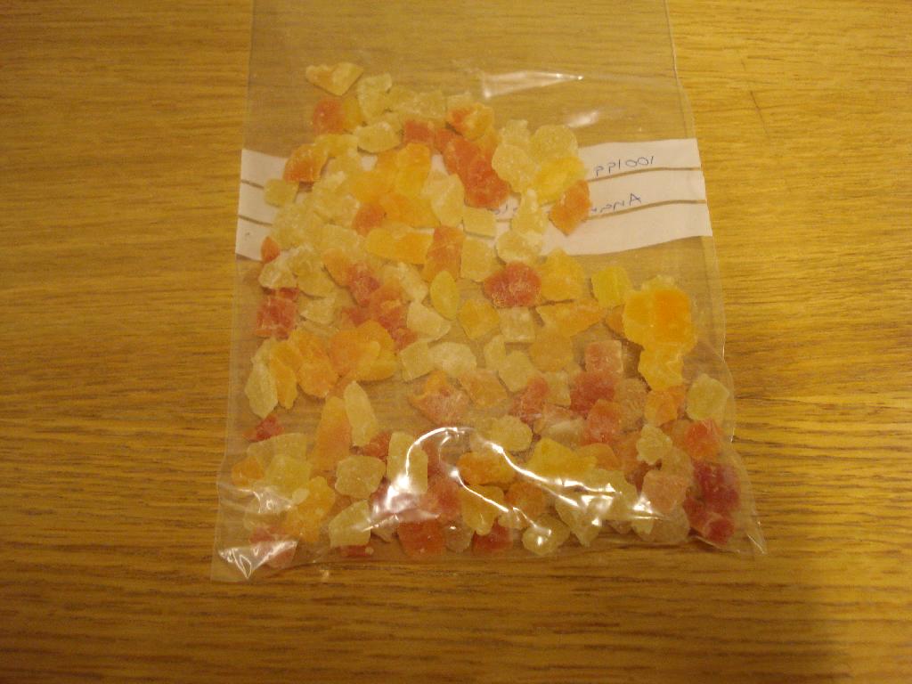 Produktet betegnes frugttern og fremstår som tern i varierende størrelse (ca 1x1x1 cm eller derunder) i forskellige gule og orange farver. Produktet smager sødt. Varen er pakket i detailsalgspakninger (under 1 kg). 

33,3 % tørret papaya (62 % papaya, 38 % sukker, konserveringsmiddel; E220 (svovldioxid)), 33,3 % tørret cantaloupe melon (60,1 % cantaloupe melon, 38 % sukker, antioxidant; citronsyre, naturidentisk cantaloupearoma, koserveringsmiddel; E220 (svovldioxid)), 33,3 % tørret ananas (52 % sukker, 47,3 % ananas, antioxidant; citronsyre, konserveringsmiddel; E220 (svovldioxid)).