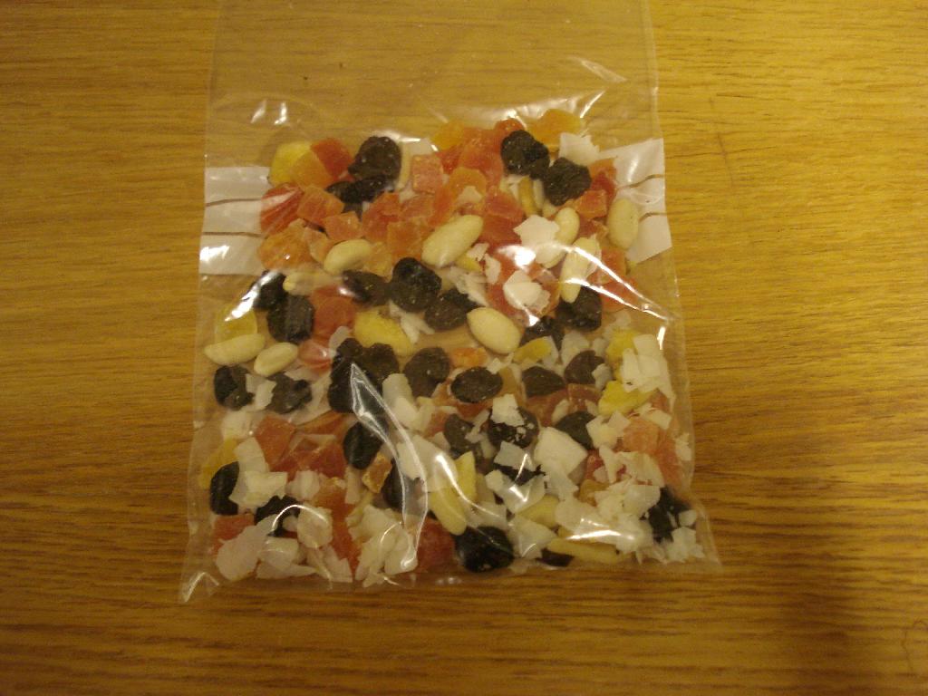 Produktet betegnes Müslimix og fremstår som en blanding af forskellige tørrede frugter og nødder uden hinde. 

Varen er pakket i detailsalgspakninger (under 1 kg). 

Produktet består efter virksomhedens oplysninger af: 
45,6 %jumborosiner (99,5 % rosiner, solsikkeolie), 22,8 % tørret papaya (62 % papaya, 38 % sukker, konserveringsmiddel; E220 (svovldioxid)), 15,5 % banachips (68 % bananer, kokosnøddeolie, 7 % sukker, 0,01 % honning, bananaroma), 11,4 % peanuts, 4,7 % kokoschips.

Der er efter det oplyste ikke tilsat alkohol til produktet.