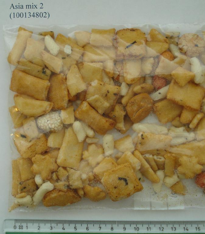 Varen fremstår som en blanding af ”crackers” i forskellige forme og farve. Varen er tør og sprød med krydret smag af chili. 

Fremstillingsprocessen omfatter efter virksomhedens oplysninger bl.a. soaking rice, cooking, cutting, drying, baking og seasoning. 

Varen foreligger både i detailsalgspakninger og bulk.