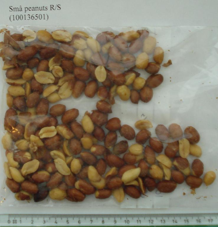 Varen betegnes som Små peanuts R/S og fremstår som afskallede og delvist afhindede jordnødder. De er 1-1,5 cm, har form som jordnødder og smager som ristede, saltet jordnødder. 

Varen foreligger i pakninger over 1 kg.