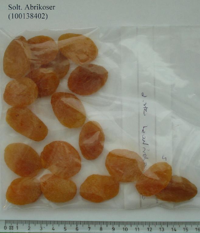 99,75% soltørrede abrikoser, konserveringsmiddel, E220 (svovldioxid), E202

Produktet fremstår som hele udstenede soltørrede abrikoser.
Produktet er stabiliseret men ikke yderligere tilberedt og bevarer karakteren af tørrede frugter.