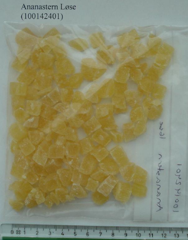 Sukker, 47,3% tørret ananas, antioxidant, citronsyre, konserveringsmiddel, E220 (svovldioxid)

Produktet fremstår som tørrede ananas terninger af ulige størrelser mellem 1 og 2 cm, med lys farve. Aroma og duft er typisk ananas og smagen er sød. Overfladen fremstår som dækket af et lag tørrede sukkerkrystaller. 

Produktet er fremlagt med henblik på tarifering i en klar plast pose med vægt under 1 kg.