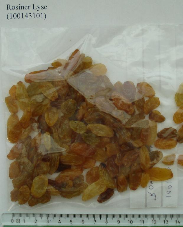 99,3% rosiner, solsikkeolie, konserveringsmiddel, E220 (svovldioxid)

Rosinerne er uden kerner, med størrelse, varierende omkring 2 cm, gyldne til gyldenbrune i farven. Organoleptisk fremstår rosinerne meget søde og med klar drue aroma. Der lægges til grund for tariferingen at der er tale om sorten Sultana.