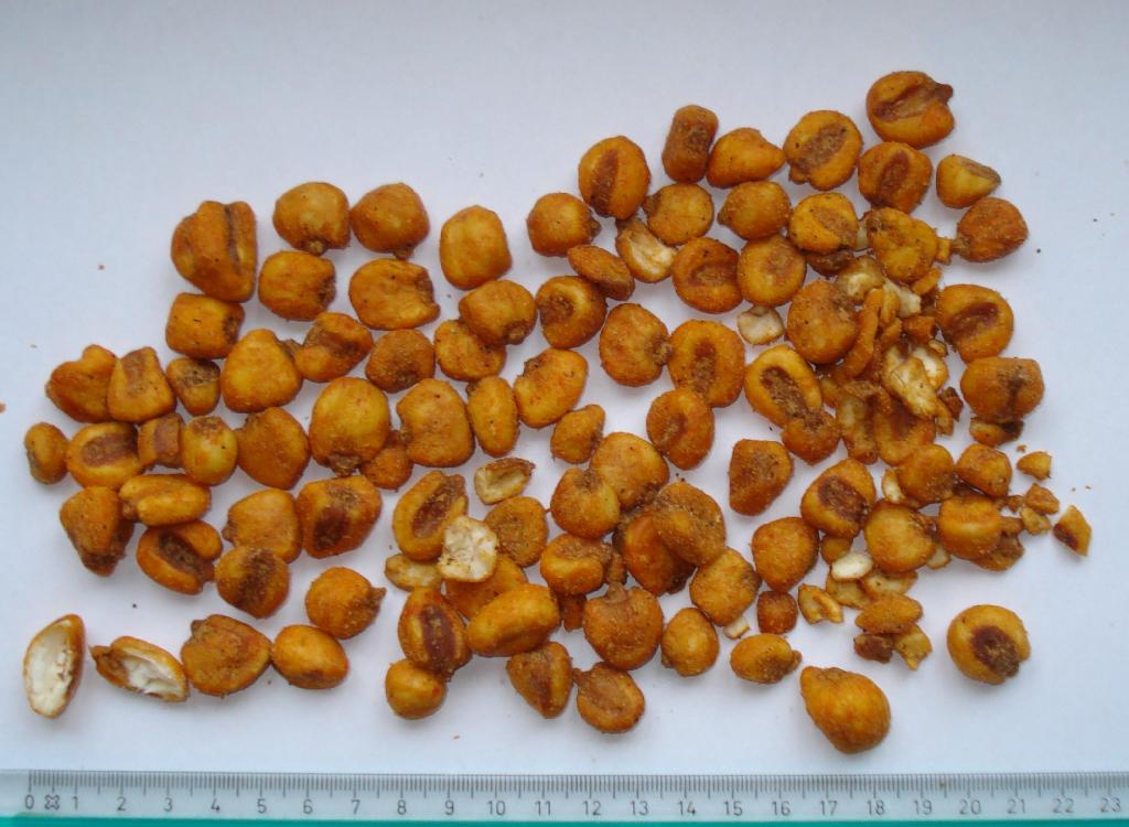 Produktet består ifølge anmodningen og den fremsendte vareprøve af 81,5% majs, palmeolie, chili kryderi (løg, hvidløg, paprika, cayennepeber, salt, maltodextrin, solsikkeolie, smagsforstærker; E621), salt.
