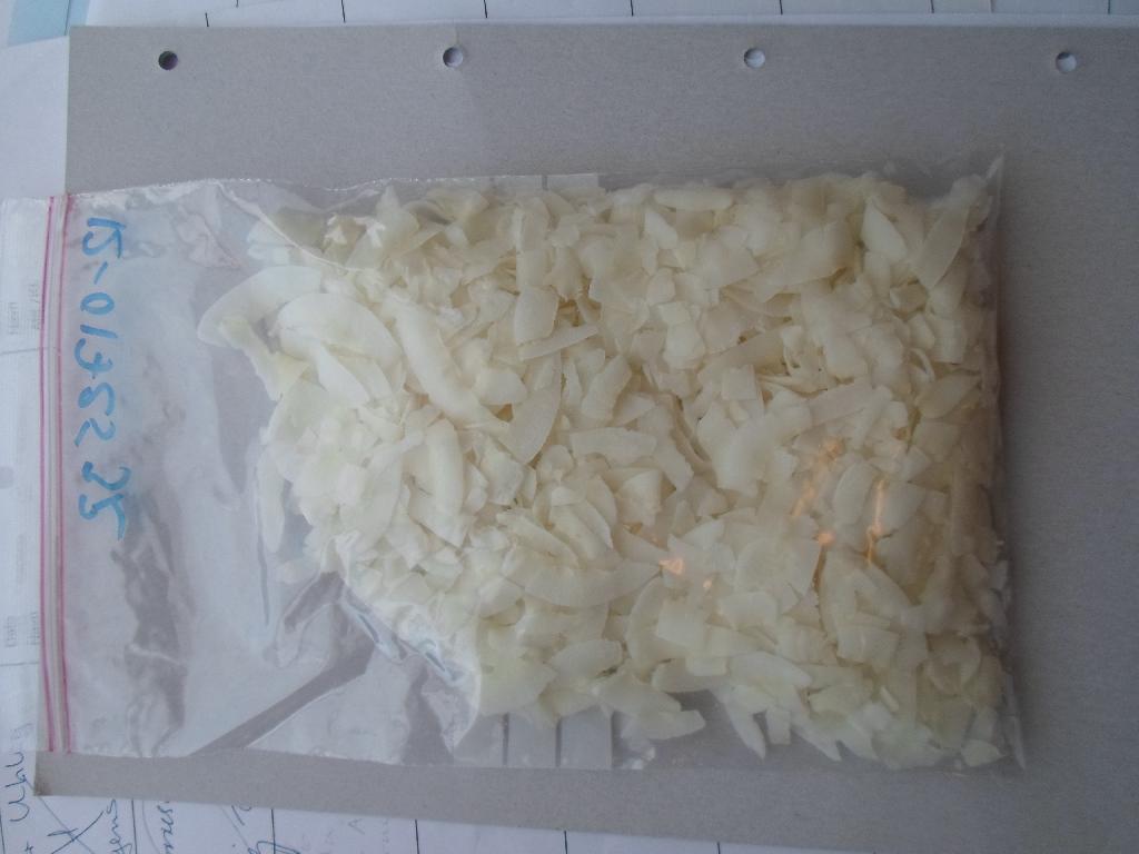 100% kokos

Produktet betegnes 100% kokos og fremstår som tørrede chips af kokosnøddekerne, snittede i ca. 0,8 til 1.5 mm tynde strimler omkring 4 mm brede og varierende længder mellem 0,5 og 2,5 cm.