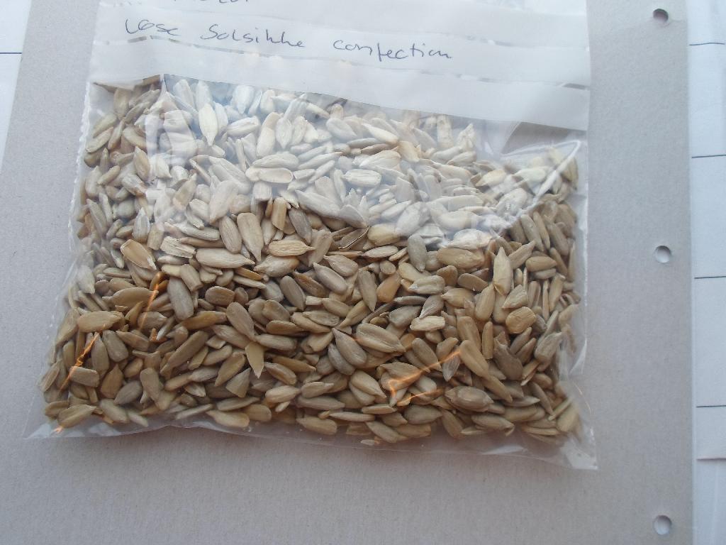 Produktet Løse Solsikke confektion fremstår som 100% afskallede solsikkekerner i ulige størrelser mellem 0,8 og 1,5 cm.