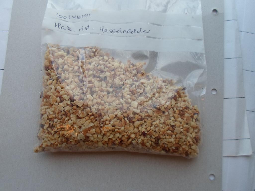 100% ristede hasselnøddekerner

Produktet fremstår som knuste kerner af ristede hasselnødder, i små stykker af ulige størrelser mellem 1,5 og 4 mm. 
Produktet er fremlagt med henblik på tarifering i en klar plast pose med vægt under 1 kg.