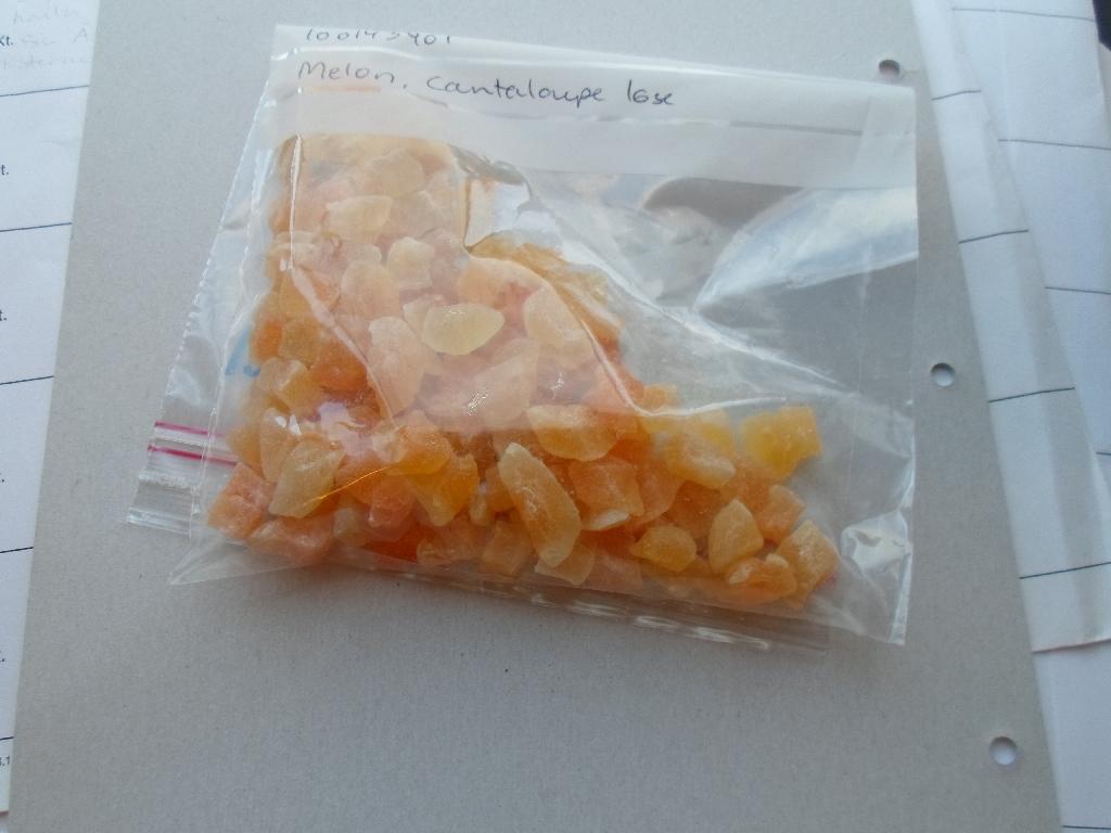 60,1% tørret cantaloupe melon, sukker, antioxidant, citronsyre, aroma, konserveringsmiddel; E220 (svovldioxid)
I bulk.
•	(39,9)% tilsat 
o	Sukker, 
o	Antioxidant; citronsyre, 
o	Aroma,
o	Konserveringsmiddel; E220 (svovldioxid)