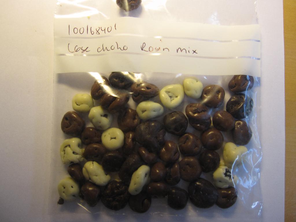 Produktet Choko Rosin Mix består af mørkebrune, lysebrune og hvide chokoladekugler, hvor chokoladen fremstår som overtræk over rosiner. Indholdet er oplyst som 49,8% rosiner, sukker, 8,9% kakaomasse, 7,7% kakaosmør, sødmælkspulver (laktose), vallepulver (mælk og laktose), mælkesukker (laktose), fortykningsmiddel; akaciegummi, palmeolie, glukosesirup, emulgator: sojalecitin, vanillin, overfladebehandlingsmiddel; E904, surhedsregulerende middel; citronsyre, konserveringsmiddel; sorbinsyre.
