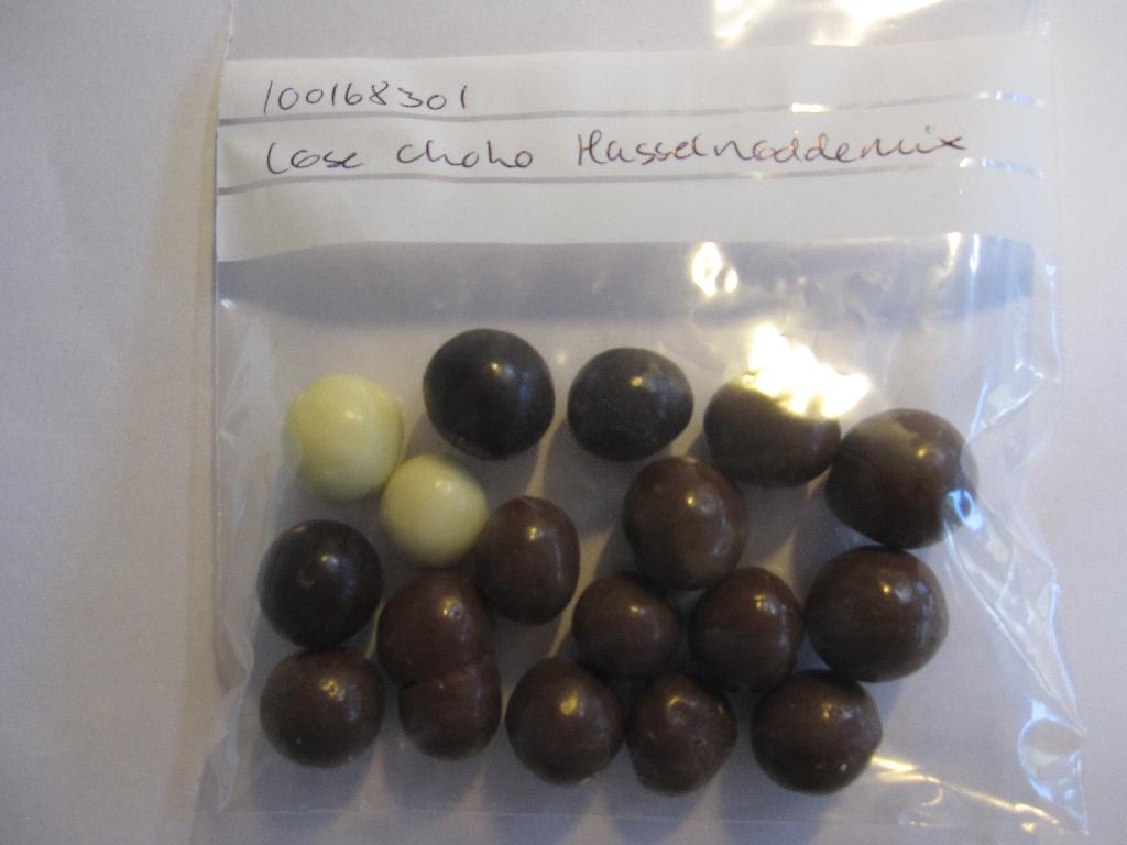 Produktet Choko Hasselnødde Mix består af mørkebrune, lysebrune og hvide chokoladekugler, hvor chokoladen fremstår som overtræk trukket over hasselnøddekerner. Indholdet er oplyst som:  Sukker, 20%  hasselnøddekerner, 14,5% kakaomasse, 12,6% kakaosmør, sødmælkspulver (laktose), vallepulver (mælk og laktose), mælkesukker (laktose), emulgator; sojalecitin, vanillin, fortykningsmiddel; akaciegummi, glukosesirup, palmeolie, konserveringsmiddel; sorbinsyre.
