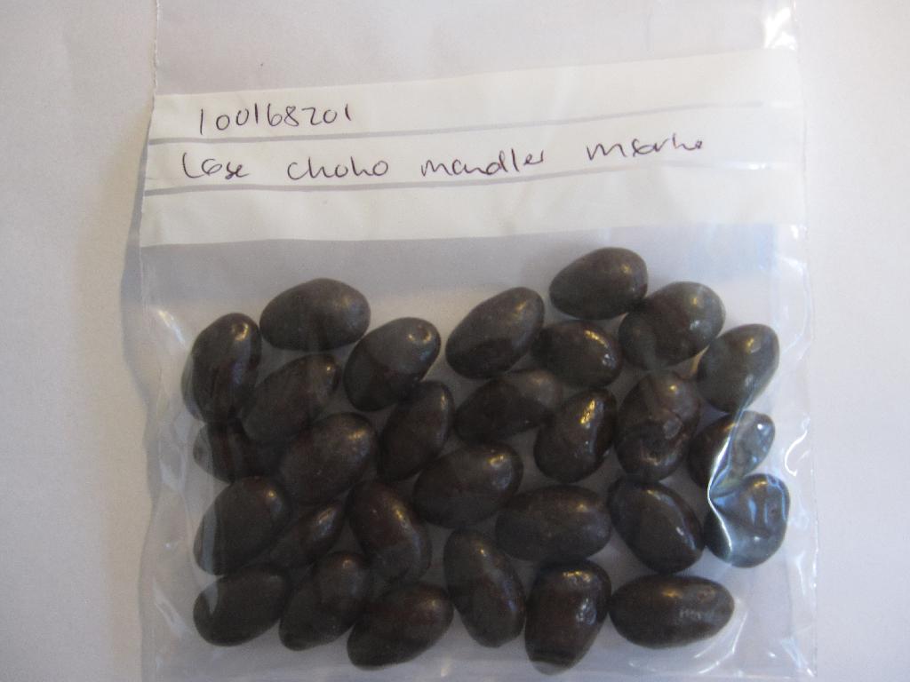 Produktet Choko Mandler Mørke består af mørkebrune chokoladekugler i ulige størrelser omkring 2,6 til 3 cm, hvor chokoladen fremstår som overtræk trukket over mandler. Indholdet er oplyst som: Sukker, 30% mandler, 27,5% kakaomasse, 6,5% kakaosmør, fortykningsmiddel; akaciegummi, glukosesirup, emulgator; sojalecitin, vanillin, palmeolie, overfladebehandlingsmiddel; E904, surhedsregulerende middel; citronsyre, konserveringsmiddel; sorbinsyre.