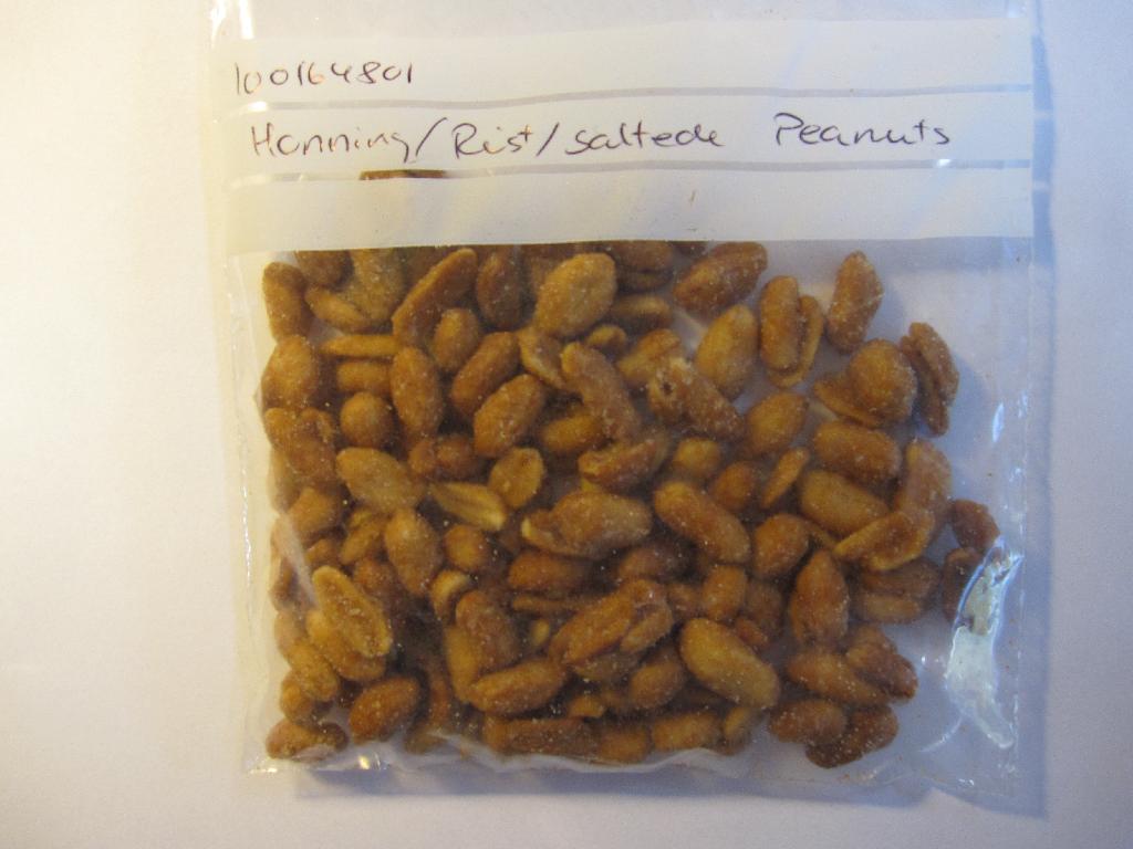 100164801 Honning/Rist/Saltede Peanuts
82% peanuts, sukker, penutolie, 1,3% honning, glukosesirup,
1,2% salt, konsistensmiddel; xanthangummi

Produktet fremstår som hele ristede jordnødder uden skal.
Produktet er fremlagt med henblik på tarifering i en klar plast pose med vægt under 1 kg.