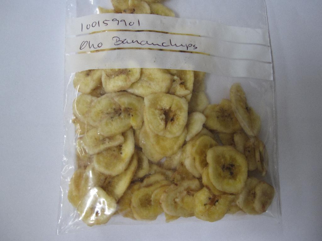 100159901 Øko Bananchips
68% økologiske bananer, økologisk kokosolie, økologisk sukker, økologisk honning
Produktet fremstår som tørrede banan chips.
Varen smager sødt og udseendet er typisk for tørrede chips af banan.
Produktet er frembudt i pakninger af nettovægt over 1 kg. Der er efter det oplyste ikke tilsat alkohol til produktet.