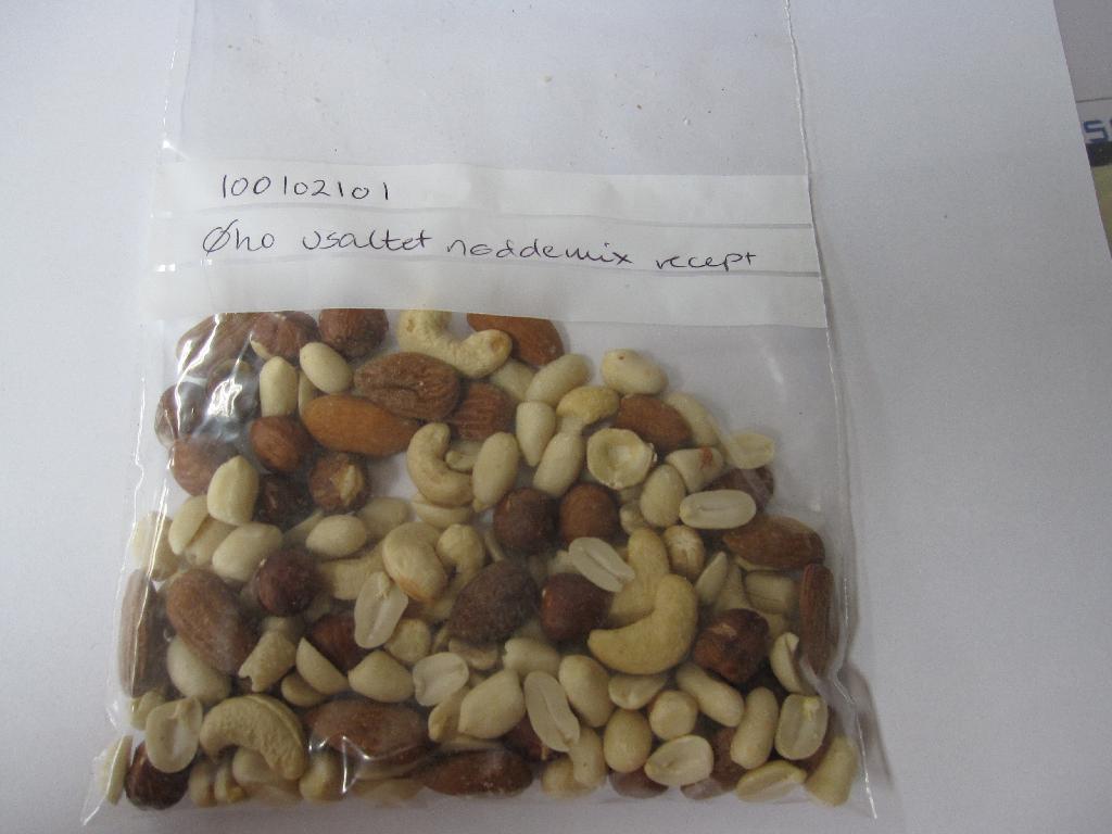 100102101 Øko usaltet nøddemix
70% økologiske nøddekerner 
 (30% økologiske mandler, 20% økologiske hasselnøddekerner, 20%  
 økologiske cashewnøddekarner)
30% økologiske peanuts