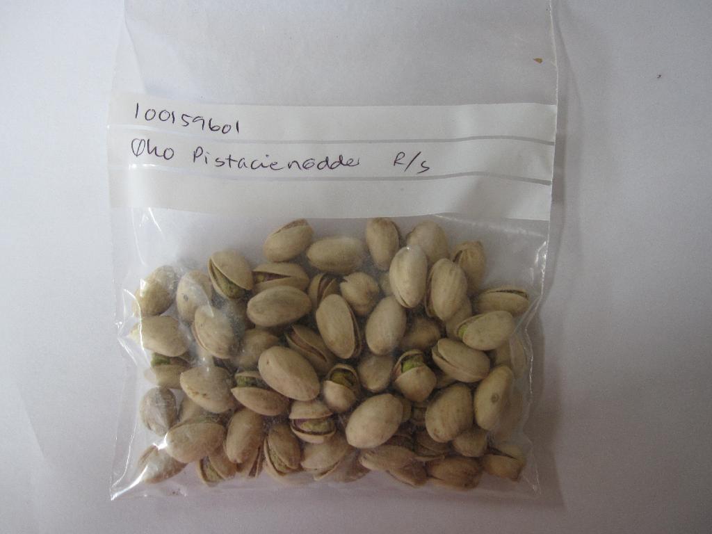 Øko Pistacienødder R/S
98,5% økologiske pistacienødder, 1,5% salt.

Produktet fremstår som hele ristede og saltede pistacienødder med skal. 
Produktet er fremlagt med henblik på tarifering i en klar plast pose med vægt under 1 kg.
