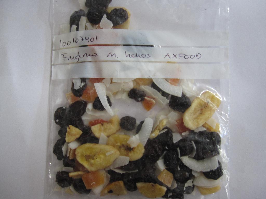 93% tørret frugt:
    50% jumborosiner (99,5% rosiner, solsikkeolie)
    25% tørret papaya (62% papaya, sukker, konserveringsmiddel;
                       E220 ( svovldioxid ))
    18% bananchips (68% bananer, kokosnøddeolie, sukker, honning,
                    aroma)
7% kokoschips
Produktet fremstår som en blanding af tørrede frugter og kokos strimler. Frugtindholdet består af forskellige tørrede frugter, hele, i terninger og i skiver. Fælles for disse er at de smager sødt og er dækket med et lag af sukkerkrystaller. Den tropiske ingrediens papaya udgør ikke en tilstrækkelig andel således at varen kan betragtes som blanding af tropiske frugter og nødder