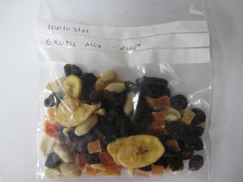 40% jumborosiner (99,5% rosiner, solsikkeolie)
23% tørret papaya (62% papaya, sukker, konserveringsmiddel); E220 (svovldioxid)
16% bananchips (68% bananer, kokosnøddeolie, sukker, honning, aroma)
11% peanuts
10% tørrede tranebær (60% tranebær, rørsukker, solsikkeolie)

Der er efter det oplyste ikke tilsat alkohol til produktet. Produktet er frembudt i pakninger af nettovægt over 1 kg.