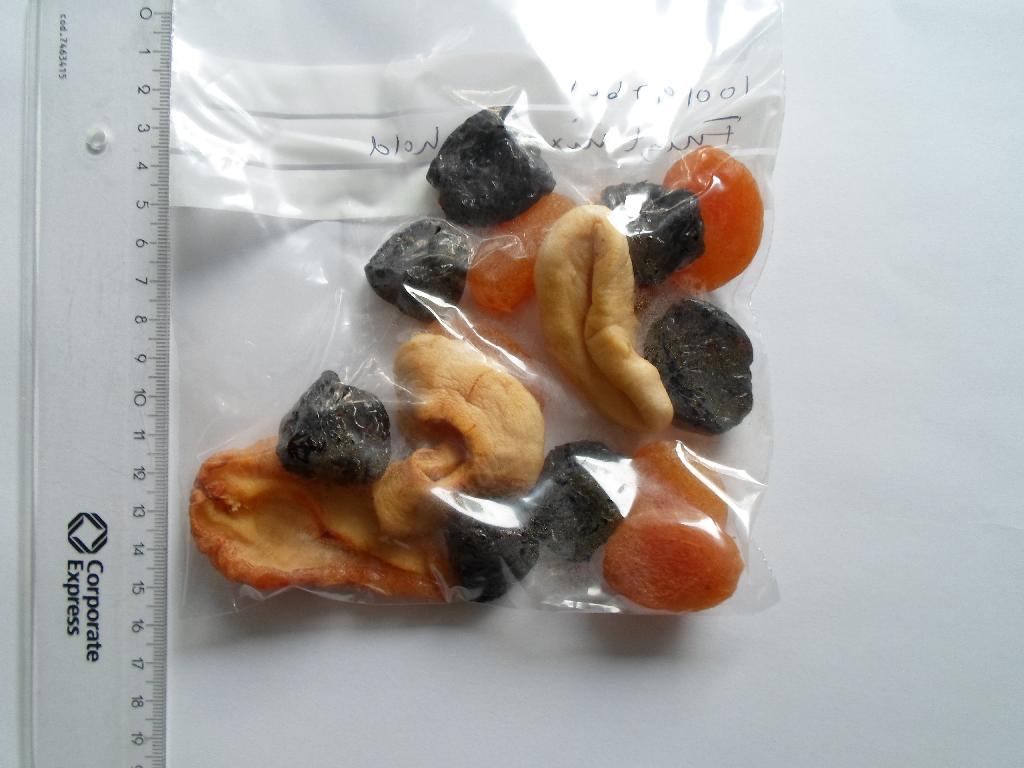 Varen betegnes Frugtmix og består efter det oplyste af: 

42 % svesker (99,9 % svesker, konserveringsmiddel; E202)
40 % abrikoser (99,75 % soltørrede abrikoser, konserveringsmiddel E220 (svovldioxid), E202)
10 % tørrede pærer (99,94 % pærer, konserveringsmiddel; E220 (svovldioxid))
8 % tørrede æbler (99,94 % tørrede æbler, konserveringsmiddel: E220 (svovldioxid))

Varen foreligger som tørrede stykker af de forskellige frugter (æbler er i skiver, mens pærer er halve, abrikoser og svesker er hele og udstenede), og har smag og duft typisk for tørrede frugt. 

Varen foreligger i både i detailsalgspakninger (under 1 kg) og i bulk (over 1 kg). 

Der er efter det oplyste ikke tilsat alkohol til varen.