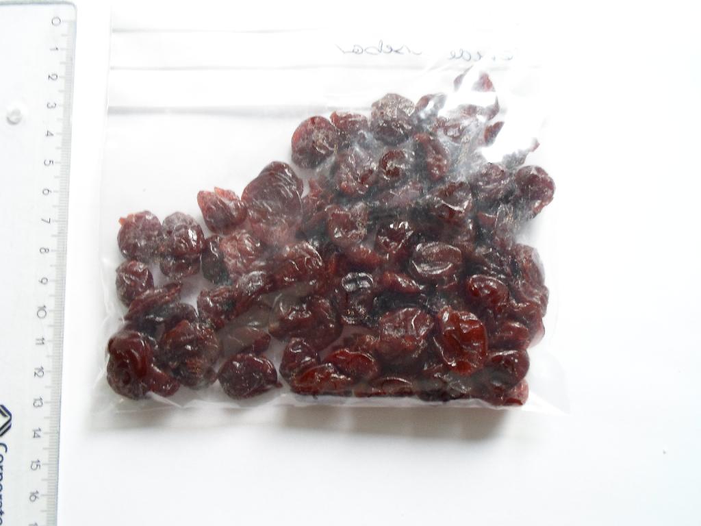 Varen betegnes tørrede kirsebær og består efter det oplyste af: 

78,5 % tørrede kirsebær, sukker og solsikkeolie

Varen foreligger i bulk (over 1 kg). 

Der er efter det oplyste ikke tilsat alkohol til varen.