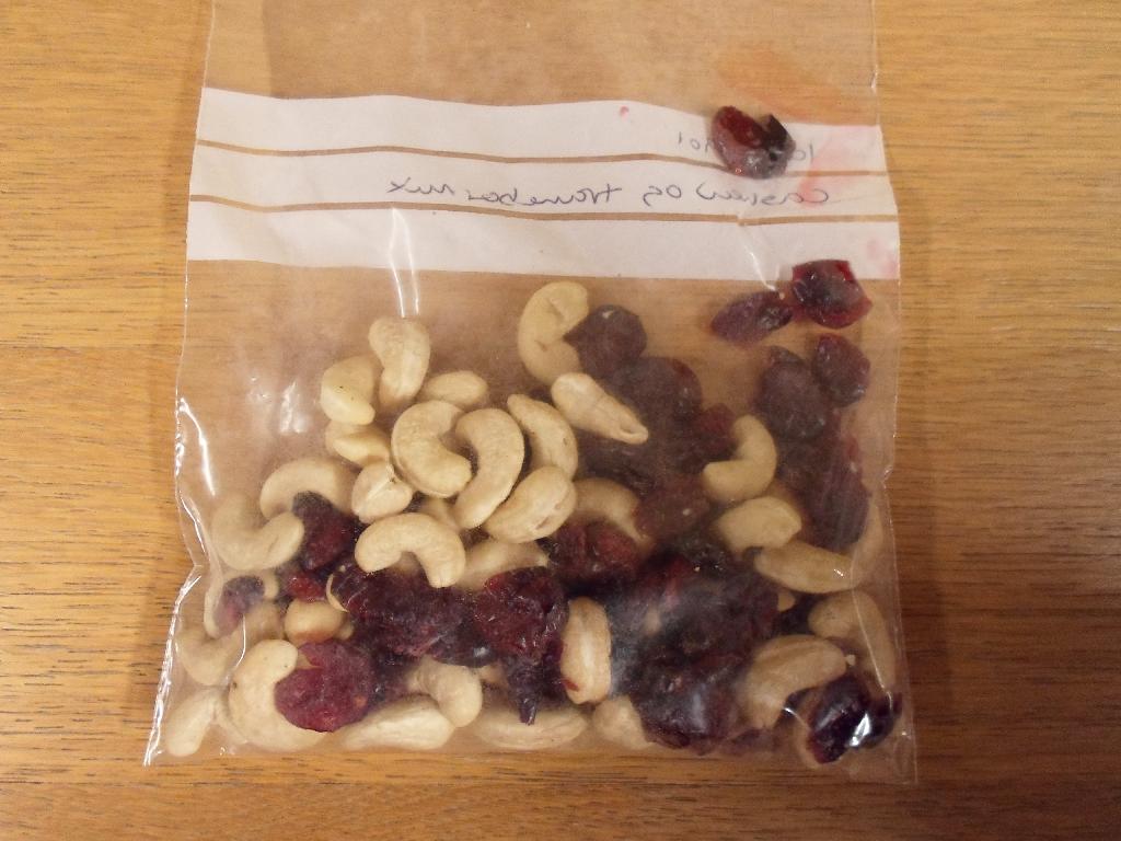 Produktet er en blanding af:

60 % cashewnøddekerner
40 % tørrede tranebær (60 % tranebær, rørsukker, solsikkeolie).

Produktet foreligger pakket i små plastposer under 1 kg i nettovægt.

Der er efter det oplyste ikke tilsat alkohol til produktet.