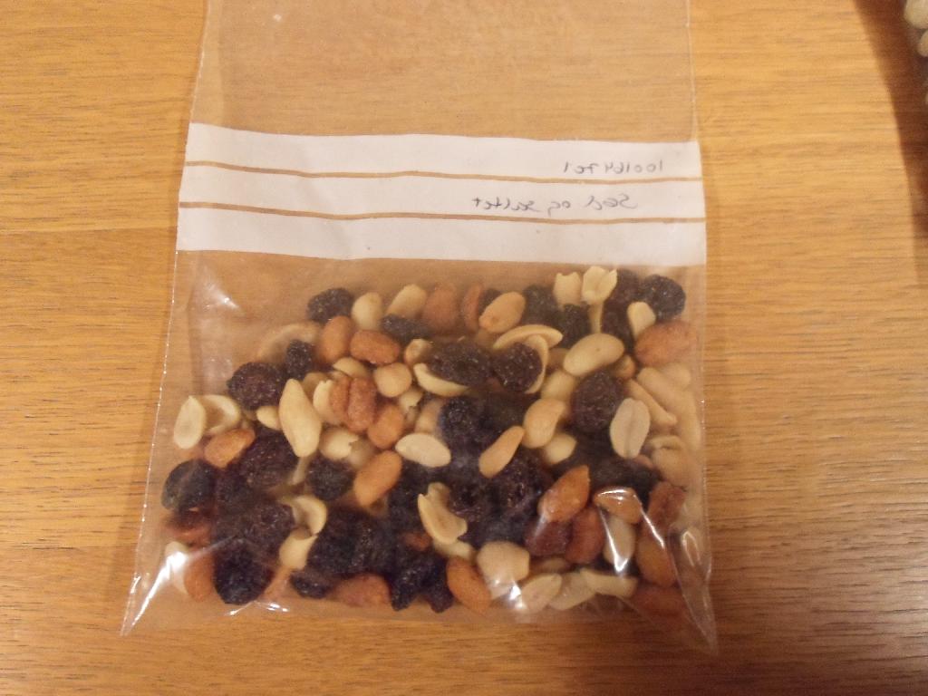 Produktet er en blanding af:

•	40 % jumborosiner (99,5 % rosiner, solsikkeolie), 
•	30 % honningristede saltede peanuts (82 % peanuts, 12 % sukker, 0,5 % peanutolie, 1,3 % honning, 2,5 % glukosesirup, 1,2 % salt, stabilisator; xanthangummi)
•	30 % ristede saltede peanuts (98,5 % peanuts, 1 % salt, 0,5 % peanutolie).

Produktet foreligger i bulk (over 1 kg i nettovægt).

Der er efter det oplyste ikke tilsat alkohol til produktet.