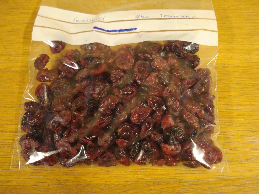 Varen er tørrede, økologiske tranebær. Tranebærrene har forskellige form og størrelse (men ingen hele bær) og vil klistre sammen. 

Produktet foreligger i bulk (over 1 kg netto).

Det er lagt til grund, at varen efter import kun (om)pakkes, men der ikke sker yderligere forarbejdning.