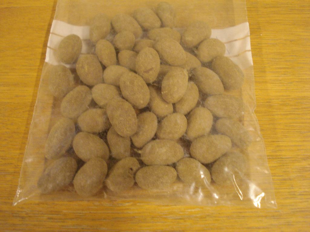Varen betegnes Chokomandler m/ lakrids. Varen er ovale i form (2-3 cm lange og 1,5-2 cm i diameter). Det yderste lag er ca. 3-5 mm tykt, brunt med brunt pulver og smag af lakrids og chokolade. Det indre udgøres af en mandel.