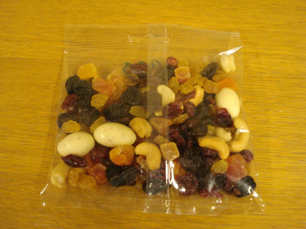 Varen betegnes Caribean mix og fremstår som en blanding af forskellige tørrede frugter, nødder og overtrukne mandler.  

Varen er i bulk (over 1 kg). 

Der er efter det oplyste ikke tilsat alkohol til varen.
