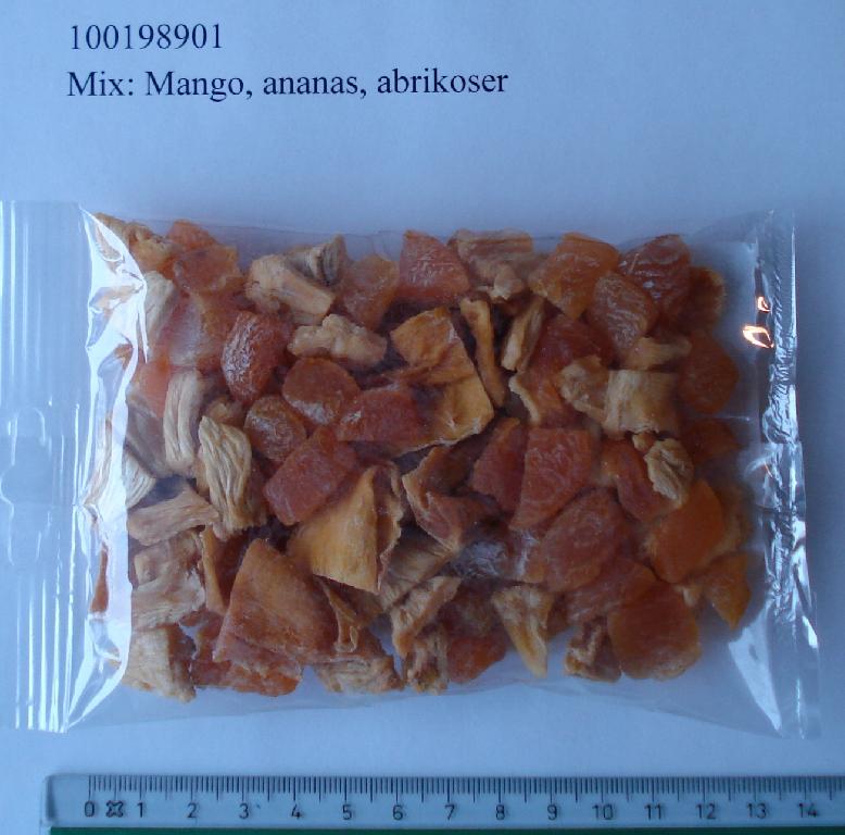 100198901 Mix: Mango, ananas, abrikoser

40% Soltørrede abrikostern (98,8% soltørrede abrikoser, rismel, konseerveringsmiddel; E220 (svovldioxid))
35% Ananas i stykker (100% tørret ananas)
25% Mango i stykker (99,95% tørret mango, konserveringsmiddel; E220 (svovldioxid))

Produktet fremstår som en blanding af tørrede frugtstykker, i varierende størrelse og i forskellige gul-orange nuancer, stabiliseret igennem let konservering uden tilsætning af sukker i overensstemmelse med Bestemmelse 3 til kapitel 8.